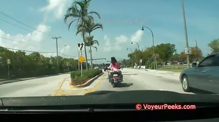 Porr jocke jonna porrfilm slickar fitta av en vacker flicka med en atletisk kropp och knullar henne