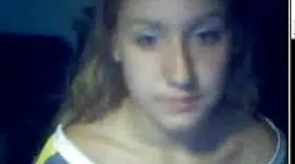 Brunett i vitt älskar att free porr knulla sig själv med en gummi snopp