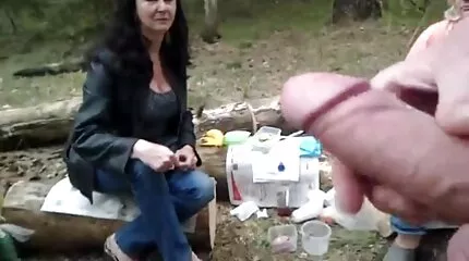 Vacker blondin med glasögon onanerar och cums ligger på gratis hd porr sängen