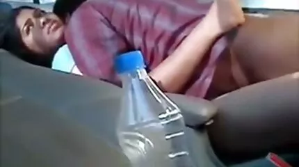 På en öde strand sexy porr knullade en man en mångfärgad tjej