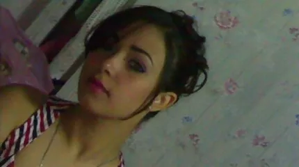 Busty brunett ryck kuk thaimassage video framför kameran