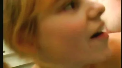 Ingefära smal skönhet är spetsad på videoporr hennes älskare lång pinne