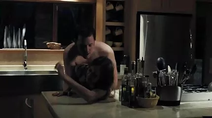 Den äldre bror vägrade inte sin onani videor älskade syster och hjälpte henne att riva av hennes hymen