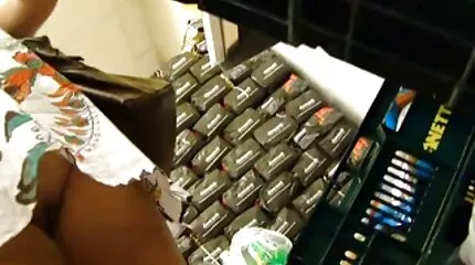 Anime flicka sprider hennes ben för att bli knullad gratis porrvideos i våta fitta