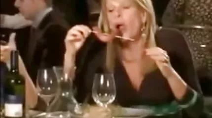 Denna heta tik i porr äldre trosor gjorde mig cum inuti