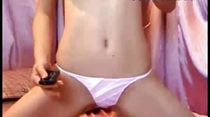 Söt flicka klädde att skämta thaimassage video med dig på spjälsängen