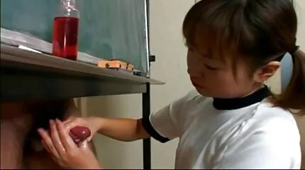 Den maskerade brunett suger en mans kuk porrfilm i mobilen och blir knullad i en anal porrfilm