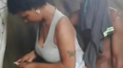 Busty tonåring fick doggy style framför en kille för hd porr en fitta knulla