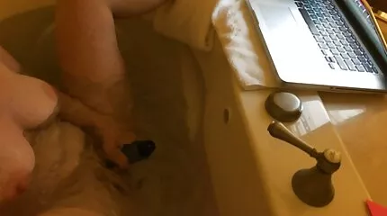 Med glädje han lämnar en stor sexy porr kuk i röven