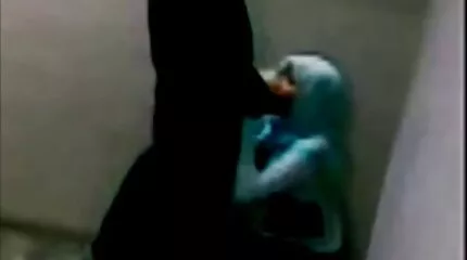 Fångas rumskompis onanerar och sprider sig för svenska swingers video en avsugning