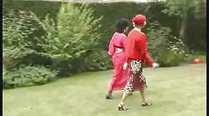 Killen fångade en blondin som gick i skogen onani videor och knullade nära ett träd