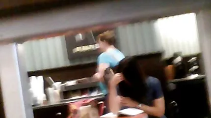 Lydig kvinna knäböjde ner och började göra en gratis porrvideo avsugning