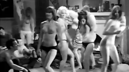 Hemma, efter aspiration, kommer en söt liten sauna porr tjej