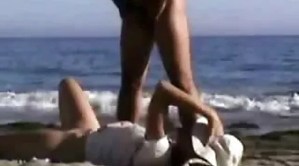 Flickan blev så kåt att hon sög mig lesbiska video rätt på den vilda stranden