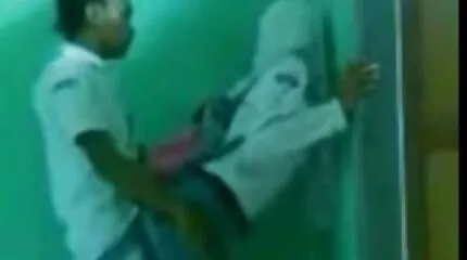 Ass free porr chick i högklackat fucked doggy style på vita lakan