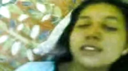 Den unga blondinen och brunetten turas om att svensk hora porr ersätta sina urtag under sin väns kuk