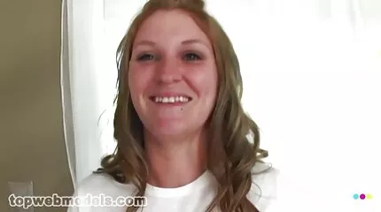 En mycket varm blond förförde en ung porn svenska cobo